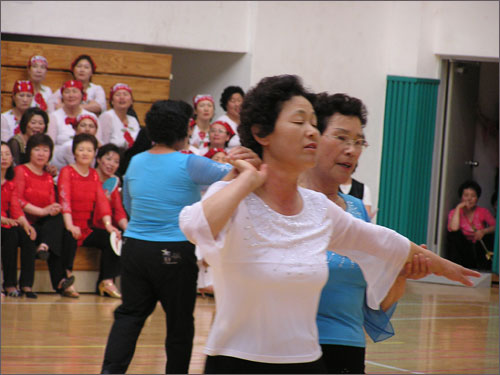 공연을 하는 사람도 구경을 하는 사람도 다 한마음으로 진지했습니다. 